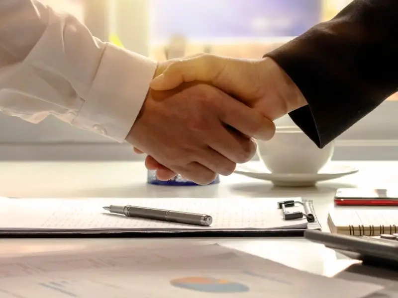 Gros plan d'une poignée de main