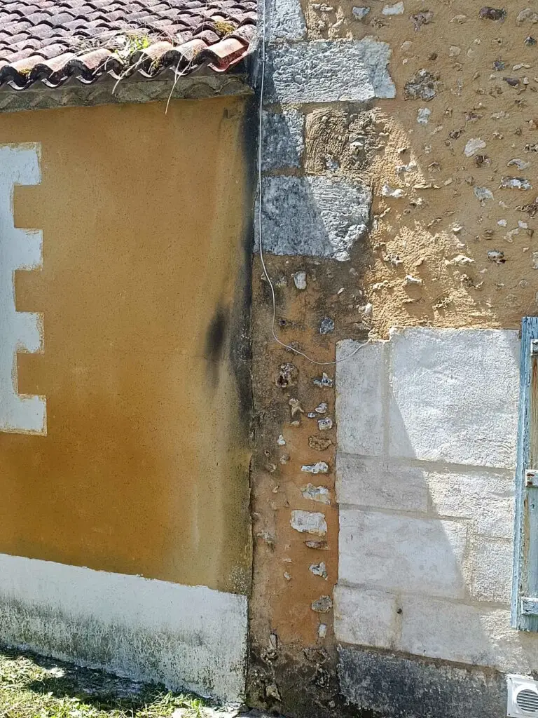 Joint dilatation maison de village